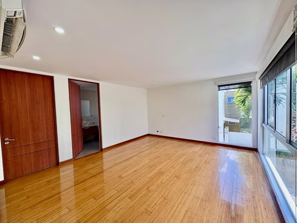 SANTA ANA! MODERNA CASA de 3NIVELES/ 4HAB/4.5 BAÑOS Y 2 TERRAZAS