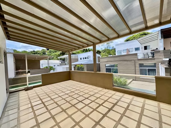 SANTA ANA! MODERNA CASA de 3NIVELES/ 4HAB/4.5 BAÑOS Y 2 TERRAZAS