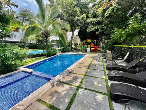 SANTA ANA! MODERNA CASA de 3NIVELES/ 4HAB/4.5 BAÑOS Y 2 TERRAZAS