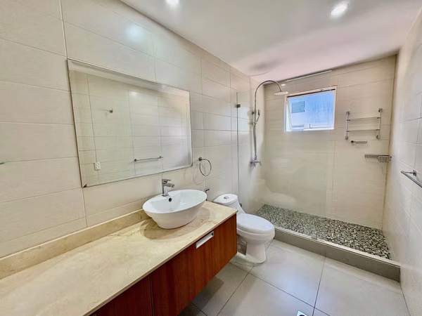 SANTA ANA! MODERNA CASA de 3NIVELES/ 4HAB/4.5 BAÑOS Y 2 TERRAZAS