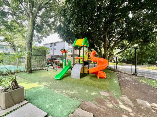 SANTA ANA! MODERNA CASA de 3NIVELES/ 4HAB/4.5 BAÑOS Y 2 TERRAZAS
