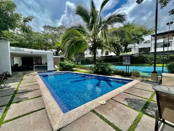SANTA ANA! MODERNA CASA de 3NIVELES/ 4HAB/4.5 BAÑOS Y 2 TERRAZAS