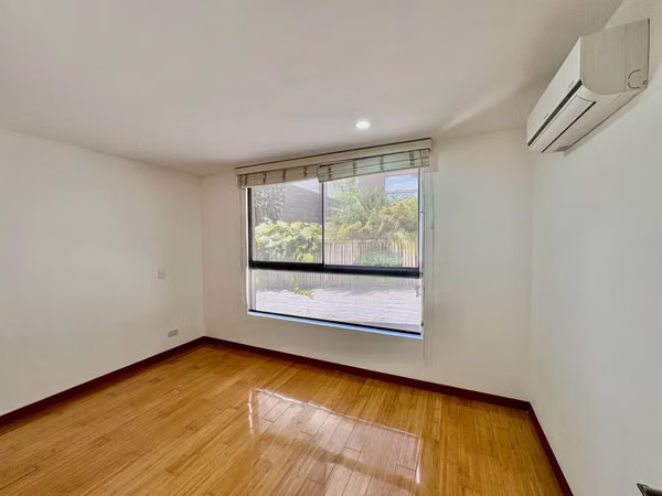 SANTA ANA! MODERNA CASA de 3NIVELES/ 4HAB/4.5 BAÑOS Y 2 TERRAZAS