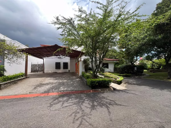 Casa de Lujo en Pozos de Santa Ana | Venta o Alquiler $2750 o $400,000