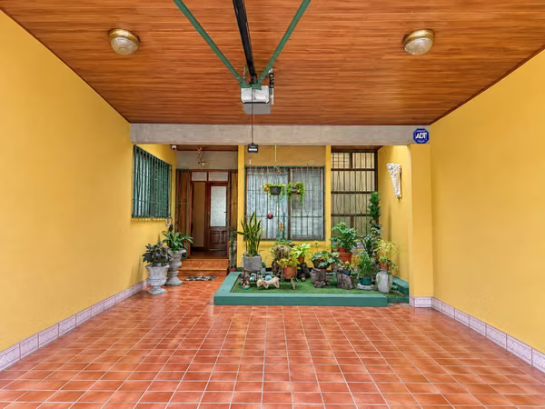 Venta de casa en El Prado de Curridabat 4Hab + Hab Servicio + 2 Oficina