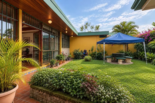 Venta de casa en El Prado de Curridabat 4Hab + Hab Servicio + 2 Oficina