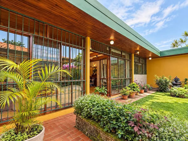 Venta de casa en El Prado de Curridabat 4Hab + Hab Servicio + 2 Oficina