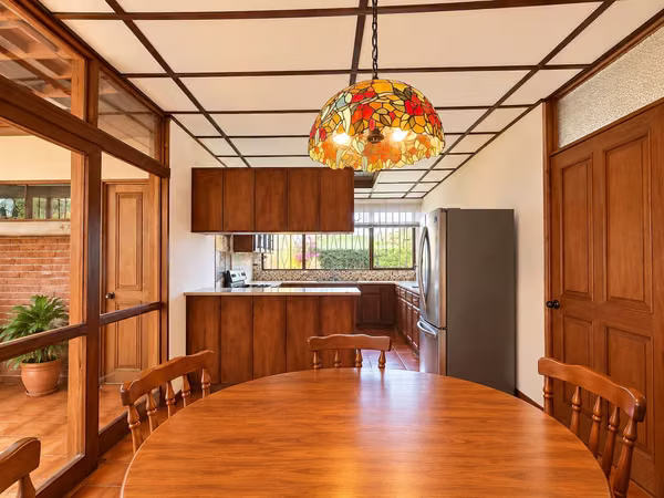 Venta de casa en El Prado de Curridabat 4Hab + Hab Servicio + 2 Oficina