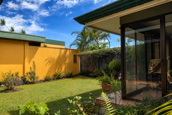 Venta de casa en El Prado de Curridabat 4Hab + Hab Servicio + 2 Oficina