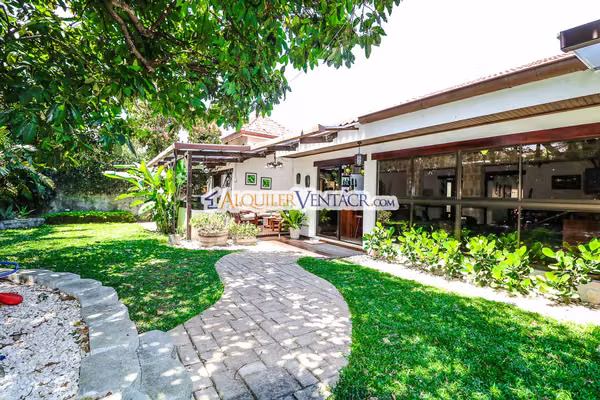 CASA DE UN NIVEL CON 600 M2 LOTE EN TREJOS MONTEALEGRE ESCAZU