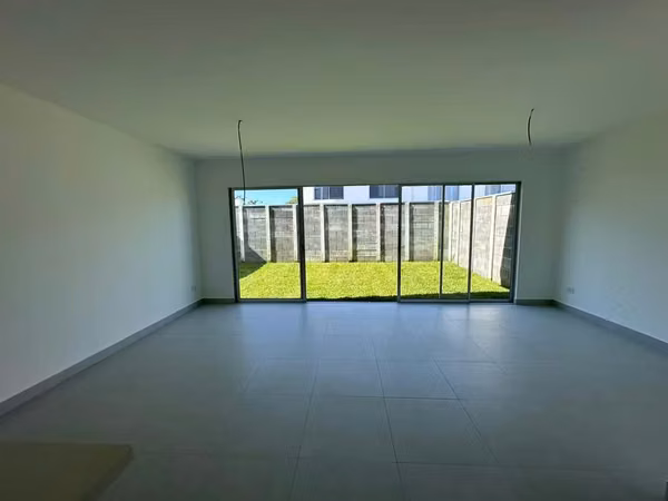 Hermosa casa con el modelo mas amplio en condominio Naos, San Joaquin de Flores Heredia