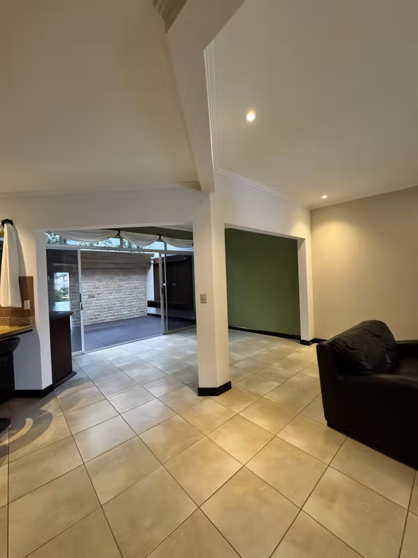 SE VENDE CASA CONDOMINIO LOMAS DE GRANADILLA REMODELADA