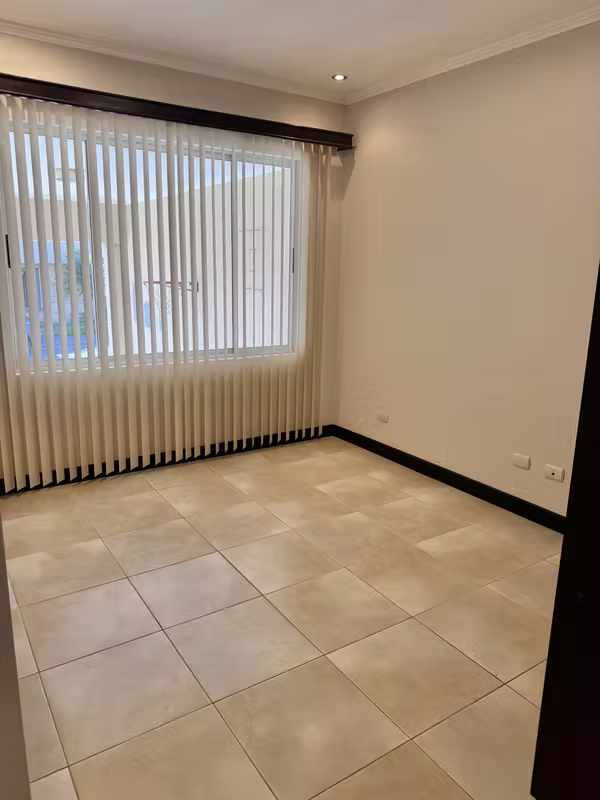 SE VENDE CASA CONDOMINIO LOMAS DE GRANADILLA REMODELADA