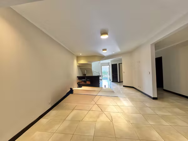 SE VENDE CASA CONDOMINIO LOMAS DE GRANADILLA REMODELADA