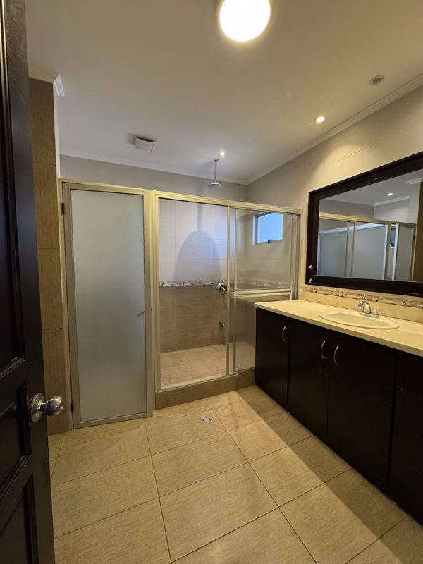 SE VENDE CASA CONDOMINIO LOMAS DE GRANADILLA REMODELADA