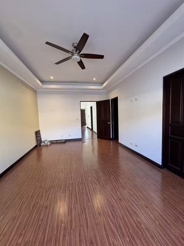 SE VENDE CASA CONDOMINIO LOMAS DE GRANADILLA REMODELADA
