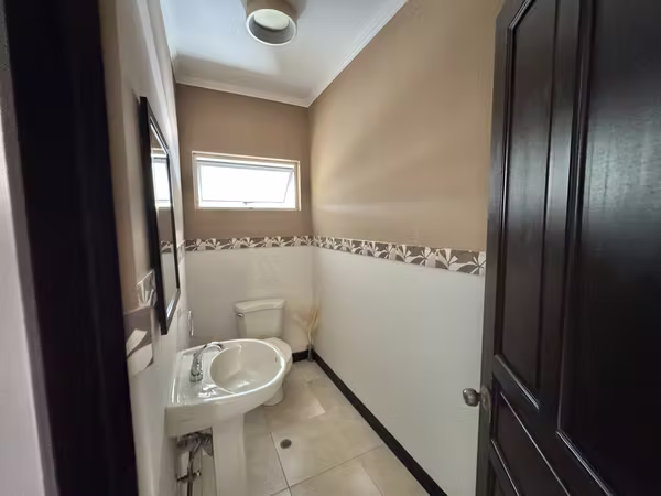 SE VENDE CASA CONDOMINIO LOMAS DE GRANADILLA REMODELADA