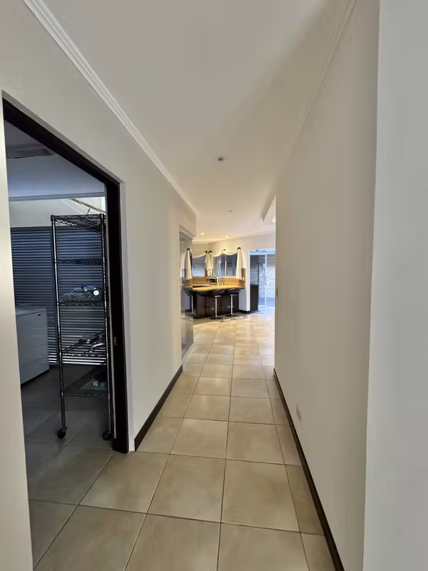 SE VENDE CASA CONDOMINIO LOMAS DE GRANADILLA REMODELADA