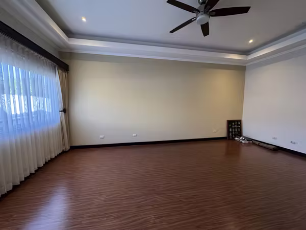 SE VENDE CASA CONDOMINIO LOMAS DE GRANADILLA REMODELADA