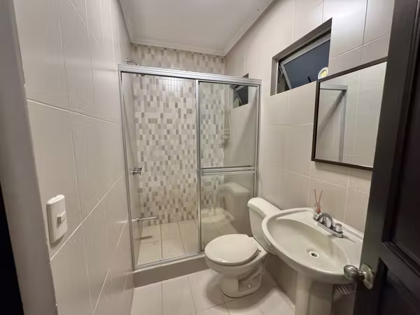 SE VENDE CASA CONDOMINIO LOMAS DE GRANADILLA REMODELADA