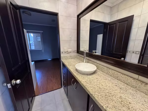 SE VENDE CASA CONDOMINIO LOMAS DE GRANADILLA REMODELADA