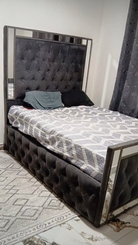 Cama Matrimonial Con Espejos. Importada Como Nueva (NO INCLUYE COLCHÓN)