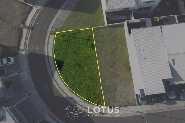 Lote esquinero plano en Condominio La Floresta, CÓDIGO AJ053