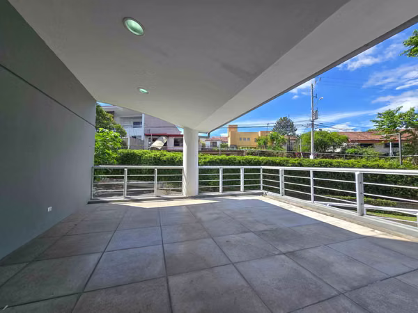 Apartamento en 1er nivel con terraza grande en Bello Horizonte Escazú
