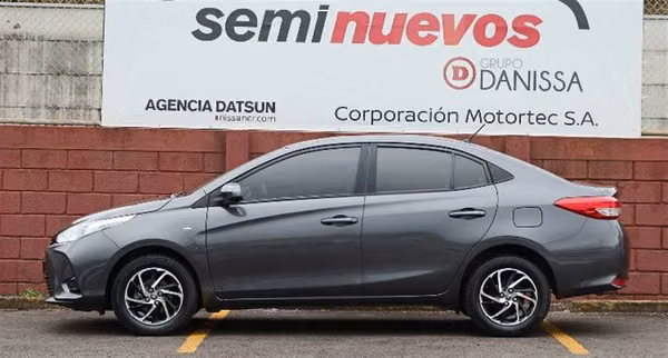 TOYOTA YARIS 2022 MANUAL GASOLINA GRIS