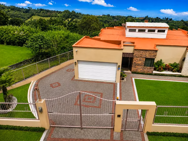 Un hogar extraordinario en Naranjo: naturaleza, amplitud y detalles que enamoran.