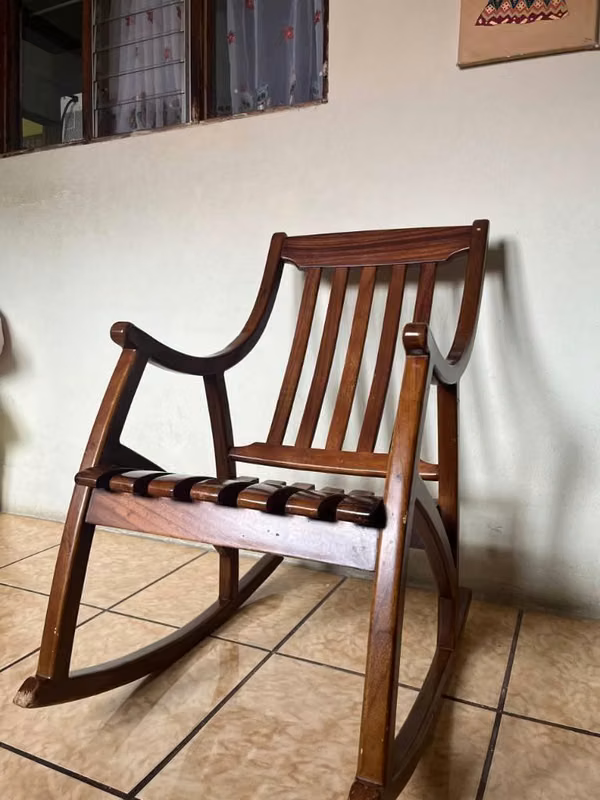Silla mecedora de madera