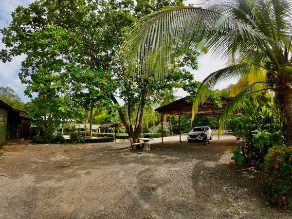 Propiedad de 3.146,77 m² con Casa y Camping