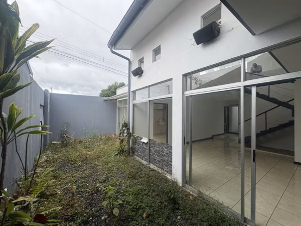 *Venta Casa para INVERSIÓN en Residencial Monserrat, Tres Ríos.