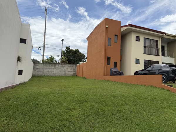 Vendo lote en San Francisco de Heredia, Condominio Terrafe. Uso de suelo para apartamentos