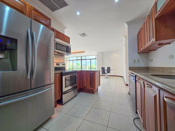 Apartamento de 219 m2 de 3 habit. + oficina y vista en San Rafael Escazú