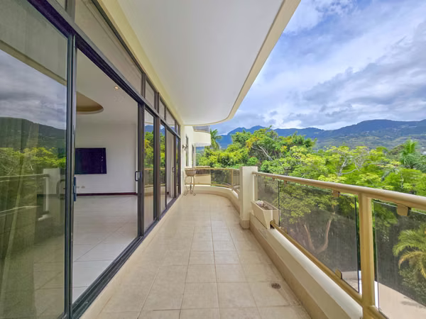 Apartamento de 219 m2 de 3 habit. + oficina y vista en San Rafael Escazú