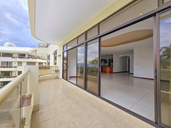 Apartamento de 219 m2 de 3 habit. + oficina y vista en San Rafael Escazú