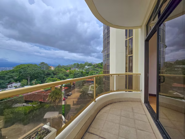 Apartamento de 219 m2 de 3 habit. + oficina y vista en San Rafael Escazú