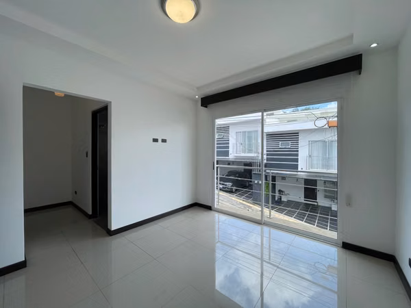 HERMOSA CASA EN VENTA DE 3 HABITACIONES | CONDOMINIO VISTA CATEDRAL, SANTO DOMINGO DE HEREDIA.
