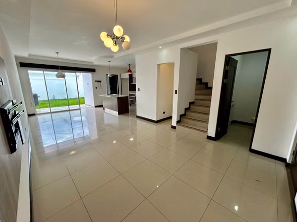 HERMOSA CASA EN VENTA DE 3 HABITACIONES | CONDOMINIO VISTA CATEDRAL, SANTO DOMINGO DE HEREDIA.