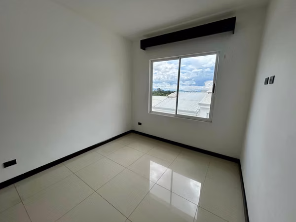 HERMOSA CASA EN VENTA DE 3 HABITACIONES | CONDOMINIO VISTA CATEDRAL, SANTO DOMINGO DE HEREDIA.