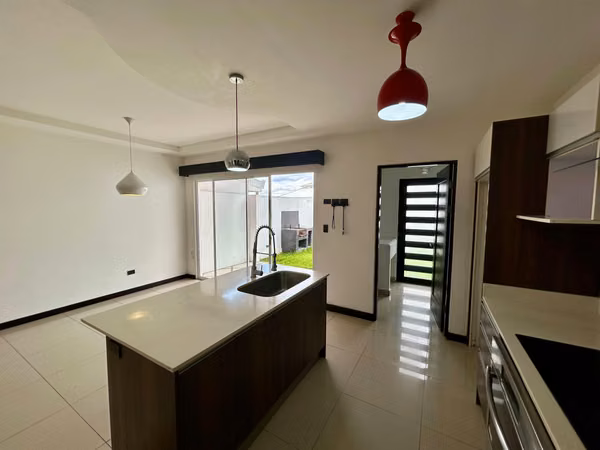 HERMOSA CASA EN VENTA DE 3 HABITACIONES | CONDOMINIO VISTA CATEDRAL, SANTO DOMINGO DE HEREDIA.