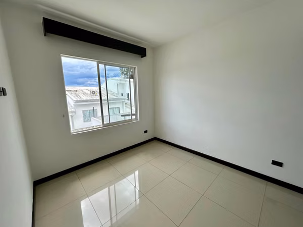 HERMOSA CASA EN VENTA DE 3 HABITACIONES | CONDOMINIO VISTA CATEDRAL, SANTO DOMINGO DE HEREDIA.