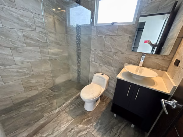 HERMOSA CASA EN VENTA DE 3 HABITACIONES | CONDOMINIO VISTA CATEDRAL, SANTO DOMINGO DE HEREDIA.
