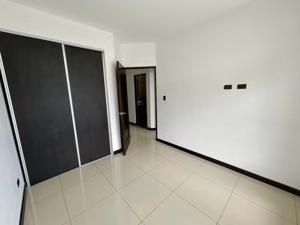 HERMOSA CASA EN VENTA DE 3 HABITACIONES | CONDOMINIO VISTA CATEDRAL, SANTO DOMINGO DE HEREDIA.
