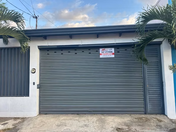 Venta de casa independiente de una sola Planta en Urbanización Bosques de Santa Ana.