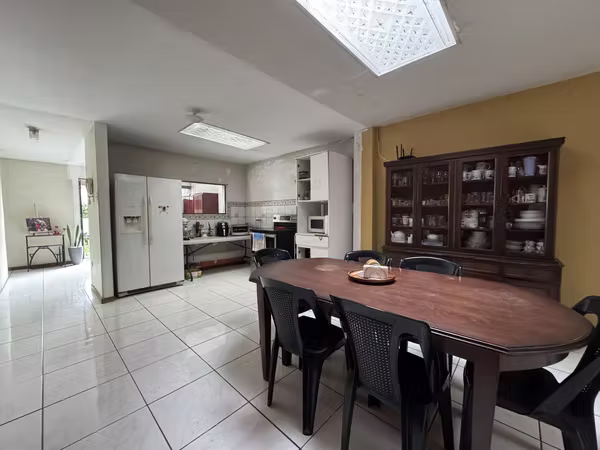 House for Sale in San Cayetano | Mixed-use | 4 bedrooms | Independent office or commercial space