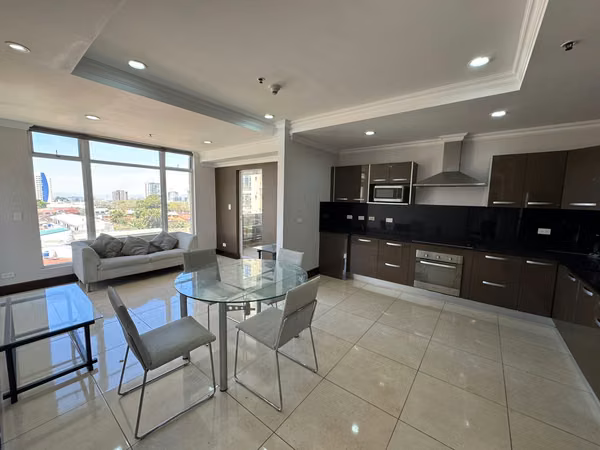 Venta de apartamento de dos habitaciones en Torres del Lago, Sabana Sur