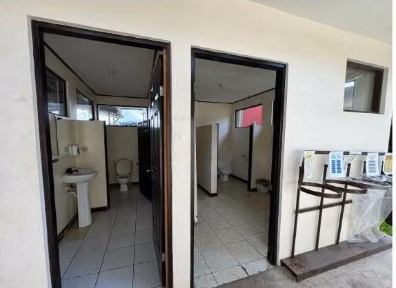 Venta Bodega Industrial Desamparados con andamios y áreas verdes
