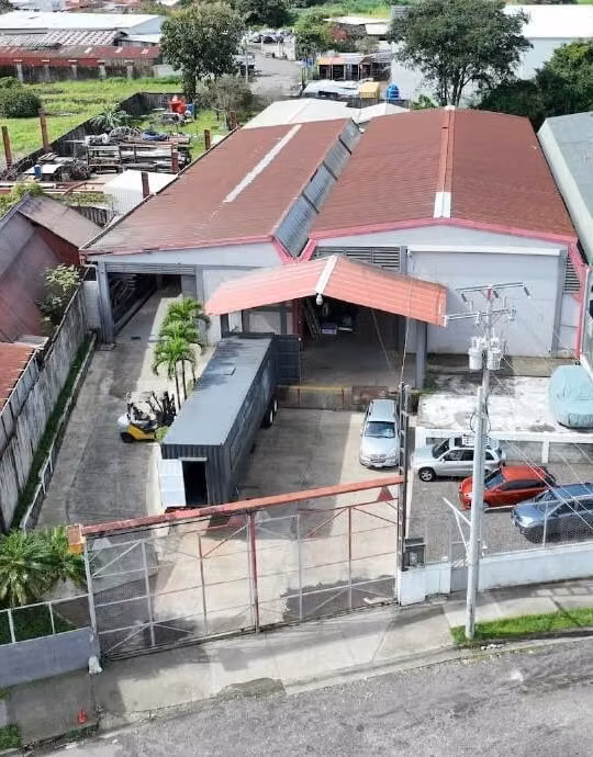 Venta Bodega Industrial Desamparados con andamios y áreas verdes